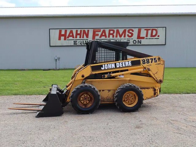 John Deere 8875 chargeuse à direction à glissement