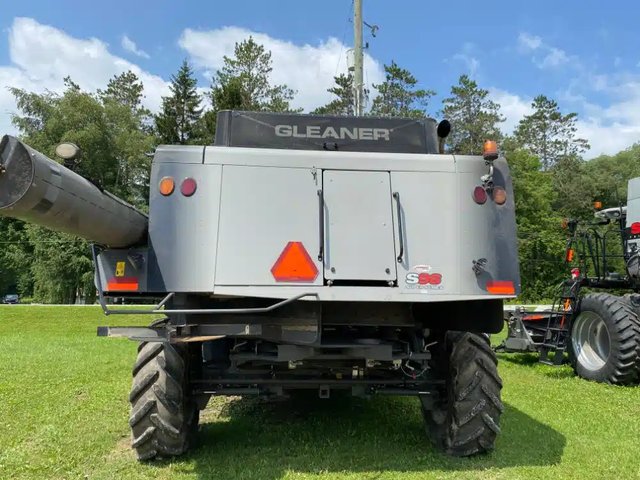 2022 Gleaner S96 Batteuse