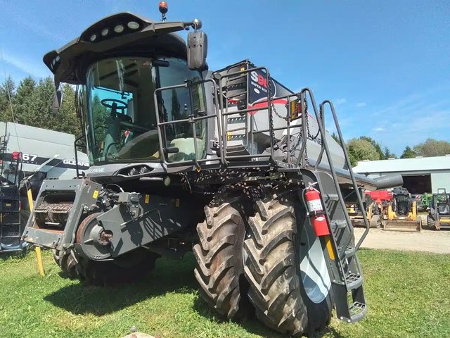 2022 Gleaner S96 Batteuse
