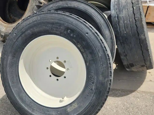 Bridgestone 305/70R22.5 Pneus et roues
