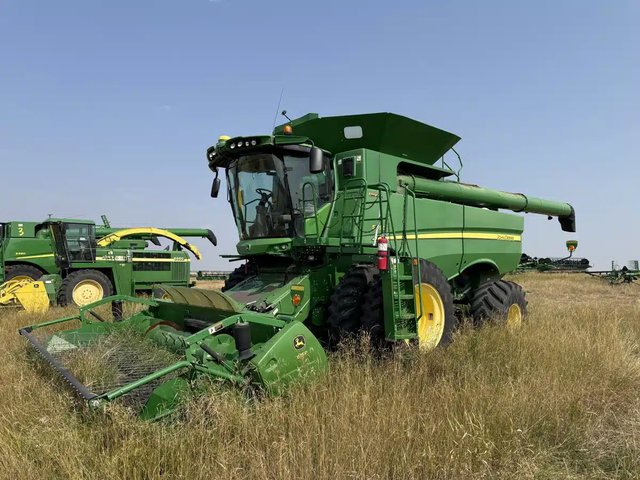2013 John Deere S690 Batteuse