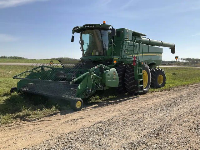 2015 John Deere S690 Batteuse