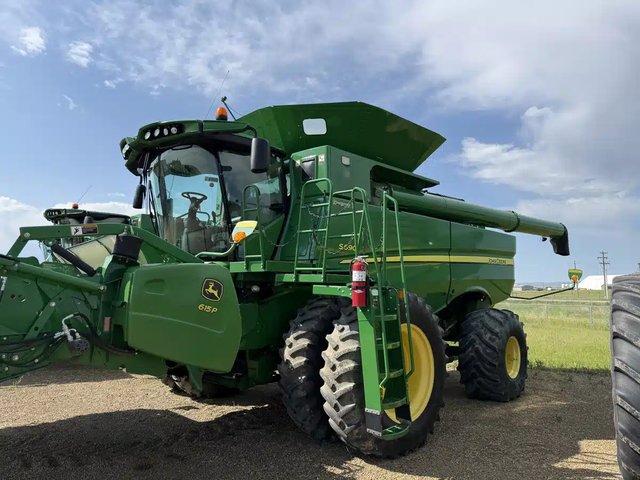 2013 John Deere S690 Batteuse