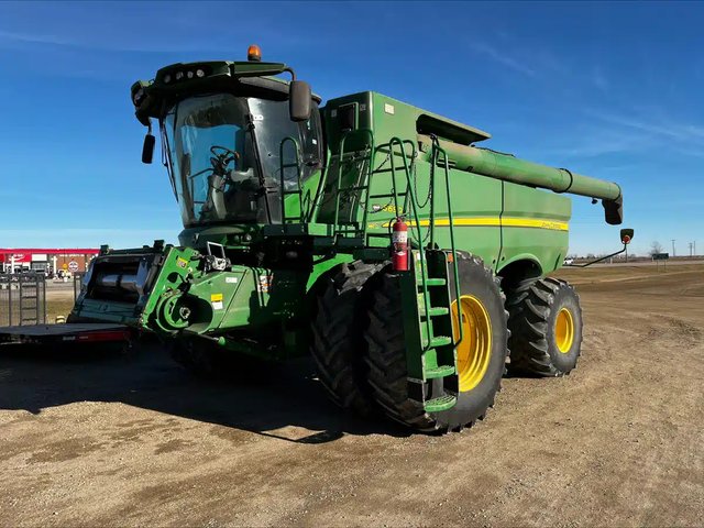 2012 John Deere S690 Batteuse