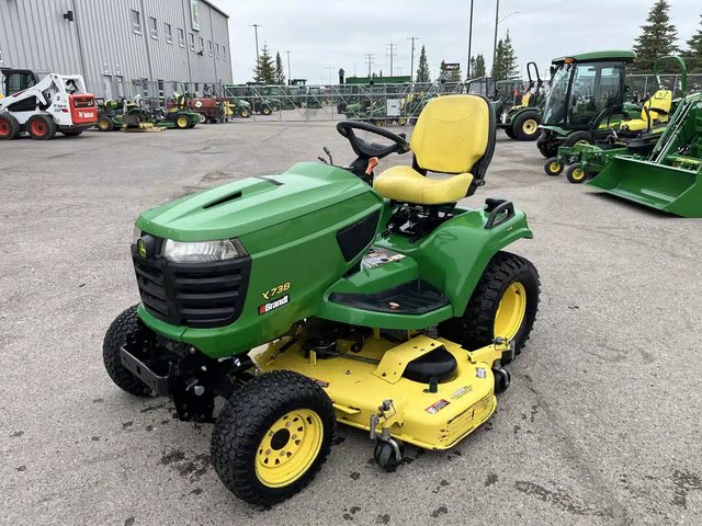2013 John Deere X738 Tracteur à pelouse