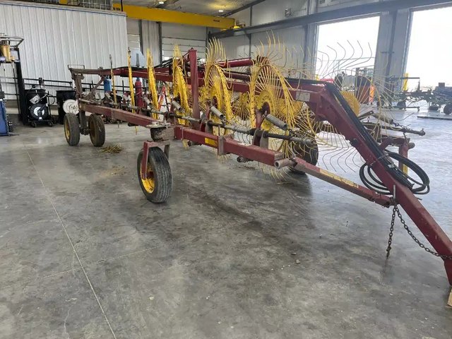 2013 New Holland HT-154 râteau