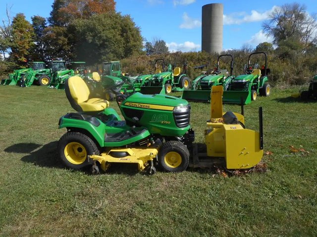 2013 John Deere X740 Tracteur à pelouse