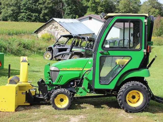 2011 John Deere 2305 Tracteur