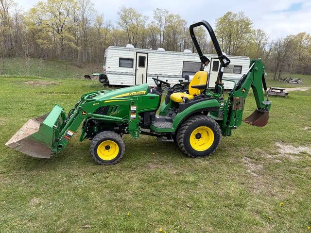 2023 John Deere 2025R Backhoe Tracteur