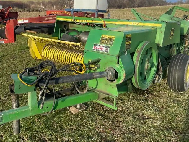 John Deere 347 presse à balle carrée - petite