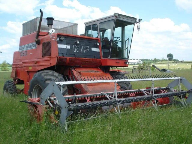 Massey Ferguson 850 Batteuse
