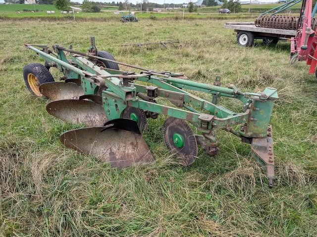 John Deere 145 Charrue