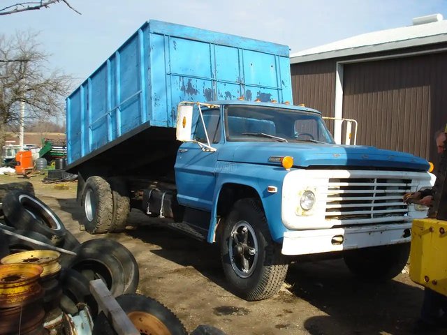 Ford 750 Camion à benne