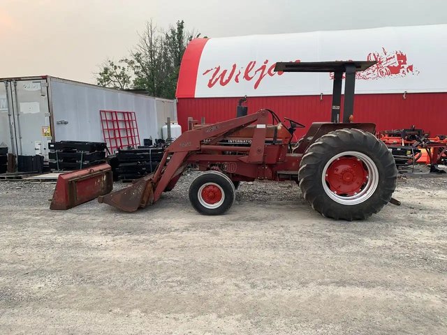 International Harvester 584 Tracteur avec chargeur
