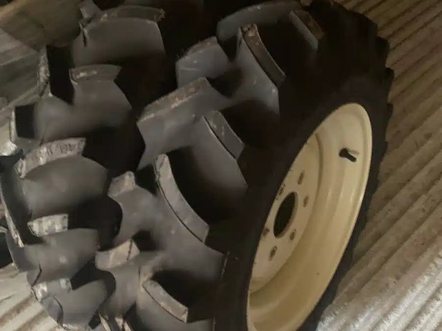 Titan 7-16 Pneus et roues