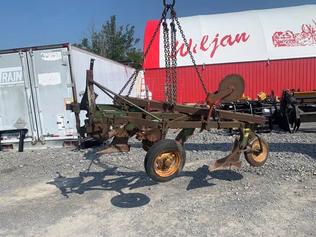 John Deere 3 furrow Charrue