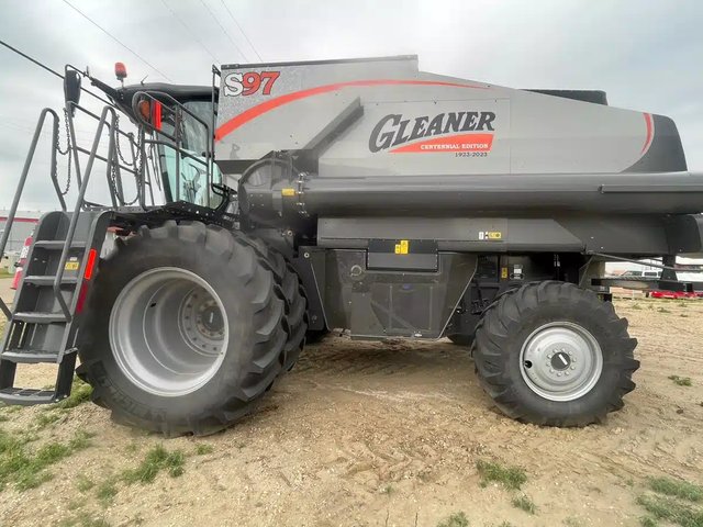 2023 Gleaner S97 Batteuse