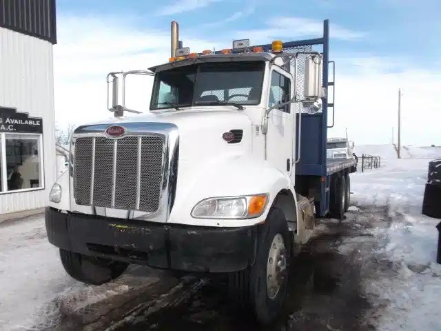 2006 Peterbilt 335 Deck Truck Camion - Plateforme