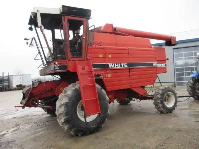 1979 White 8900 Batteuse