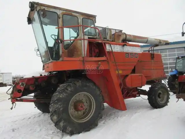 1983 Massey Ferguson 850 Batteuse