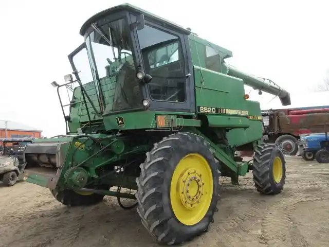 1988 John Deere 8820 TITAN II Batteuse