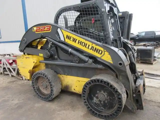 New Holland L223 chargeuse à direction à glissement