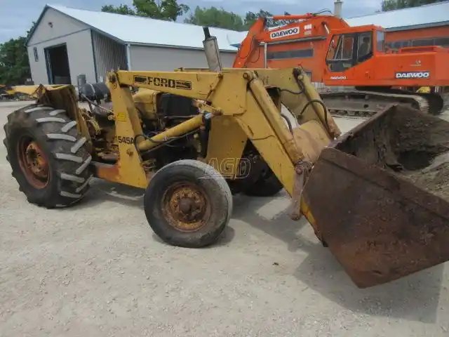 1984 Ford 545A Tracteur avec chargeur