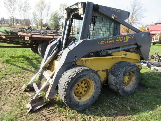 2001 New Holland LS180 chargeuse à direction à glissement