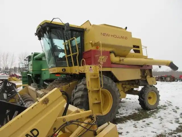 1988 New Holland TR86 Batteuse