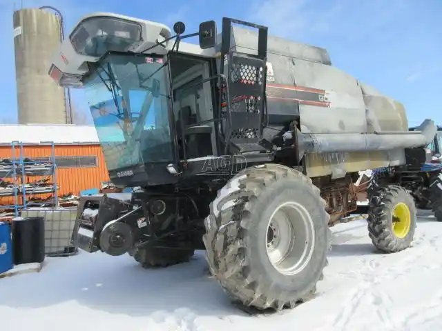 1990 Gleaner R52 Batteuse
