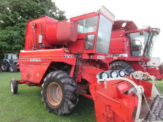 1974 White 7300 Batteuse