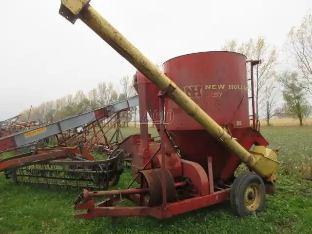 New Holland 351 Moulange
