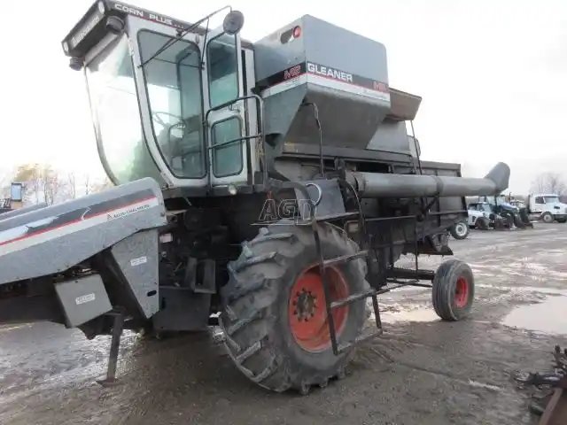 1981 Gleaner M2 Batteuse