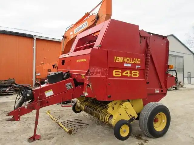 New Holland 648 Presse à Balle Ronde