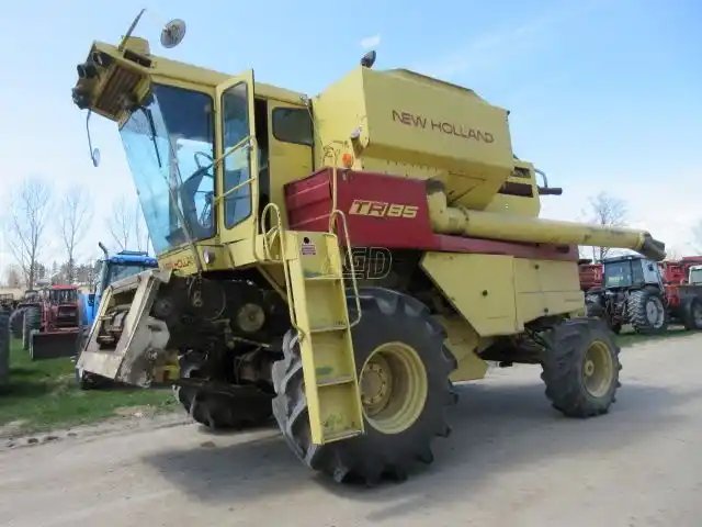 1980 New Holland TR85 Batteuse