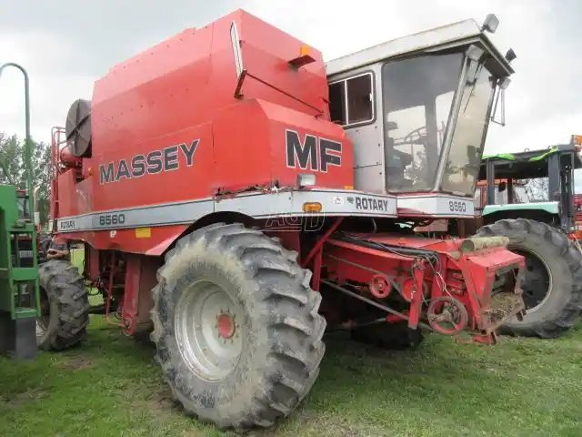 1986 Massey Ferguson 8560 Batteuse