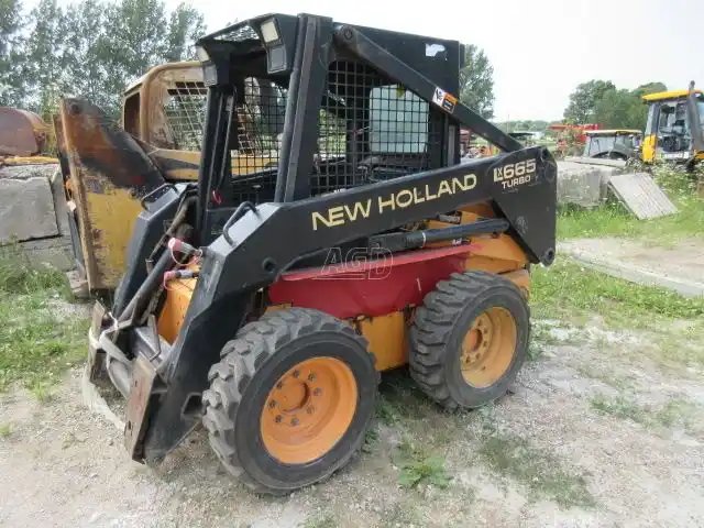 1997 New Holland LX665 chargeuse à direction à glissement