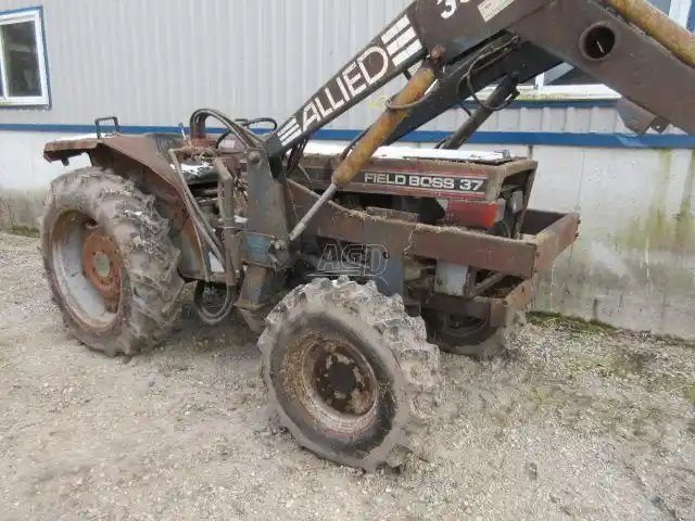 White Field Boss 37 Tracteur