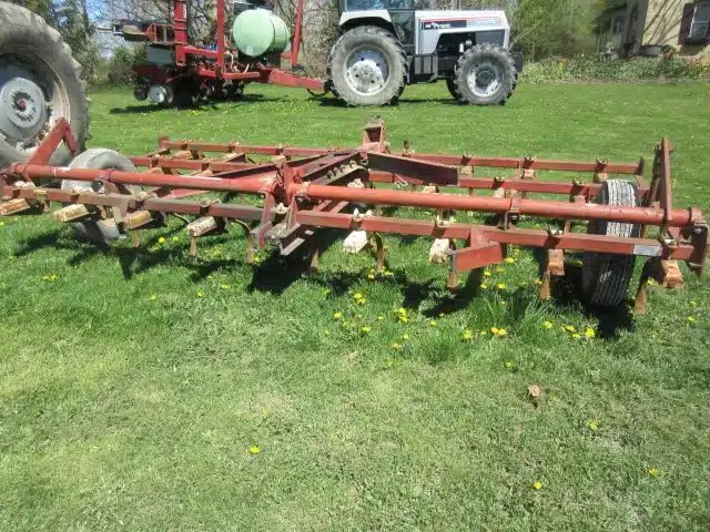 International 45 Vibrashank Cultivateur