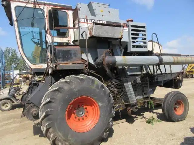 1981 Gleaner F2 Batteuse