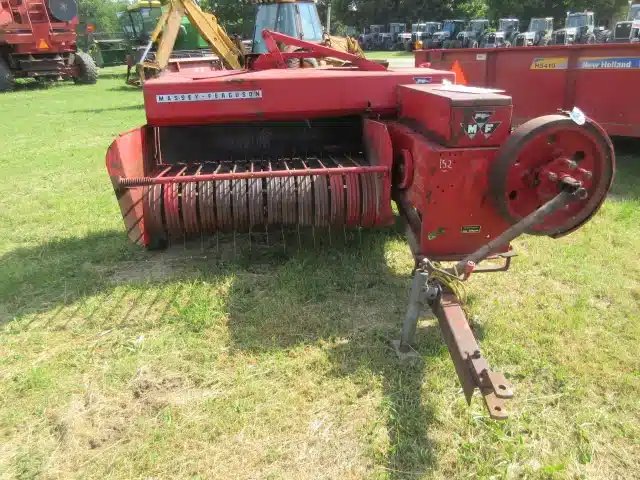 Massey Ferguson 9 presse à balle carrée - petite