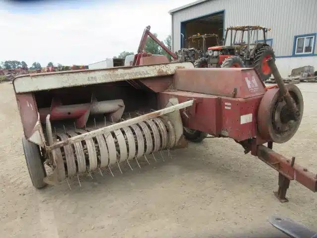International Harvester 430 presse à balle carrée - petite