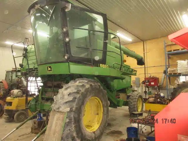1986 John Deere 6620 TITAN II Batteuse