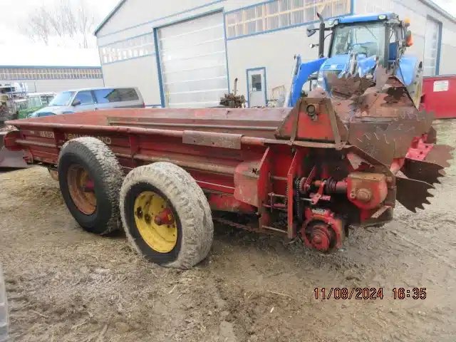 New Holland 680 Épandeur à fumier