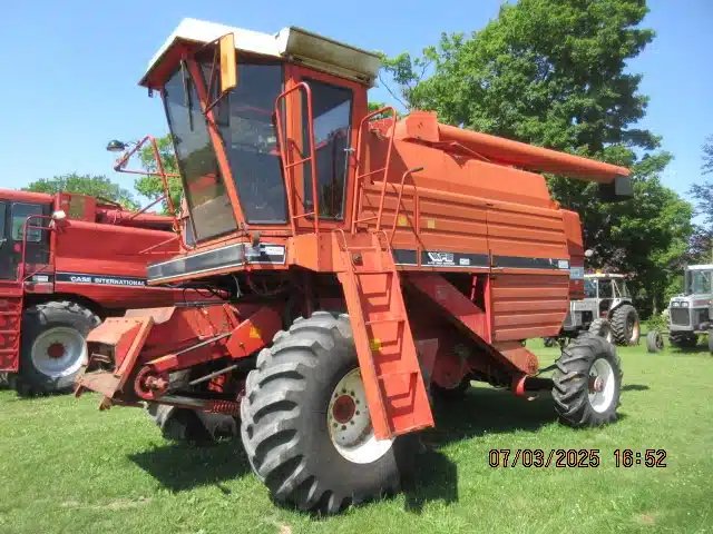 1982 White 8700 Batteuse