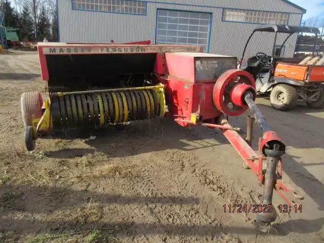 Massey Ferguson 124 (square presse à balle carrée - petite