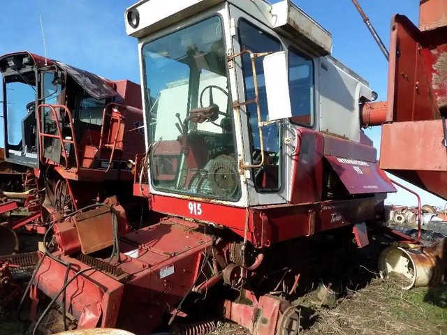 International Harvester 915 Batteuse