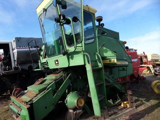 John Deere 4400 Batteuse