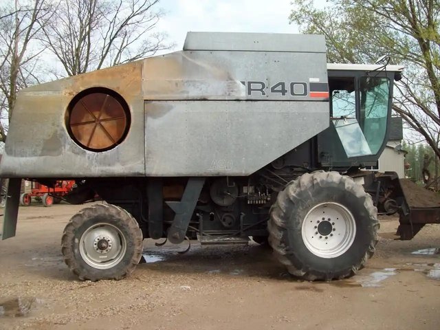 1989 Gleaner R40 Batteuse