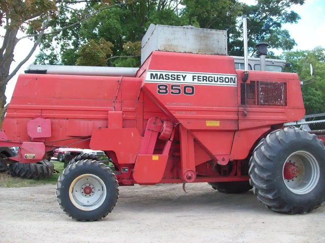 Massey Ferguson 850 Batteuse